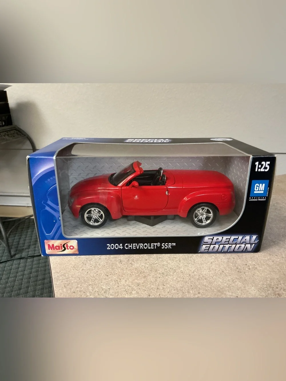 Maisto 1:25 Special Edition 2004 Chevrolet SSR Toy Car - Red